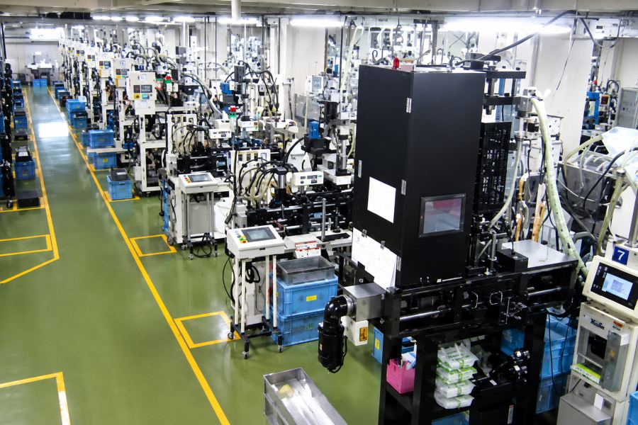 完全自動化の自社成形機専用工場